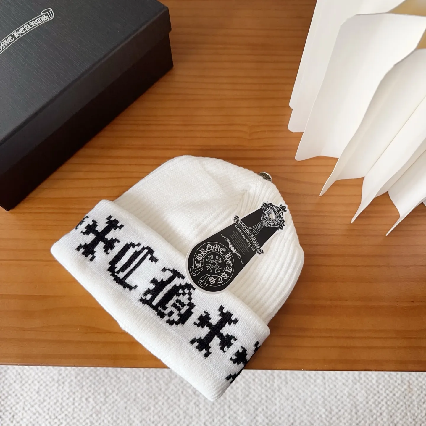 💰46 Crow Heart Autumn and Winter Wool Knitted Beanie This must be a favorite of minimalism. It is clean, neat, fashionable and versatile, and will definitely not be picky about your face shape! A fashionable classic that lasts forever! Fashionable black and white can be purchased together!